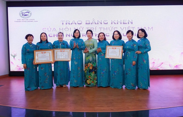 TS. Nguyễn Thị Hoàng - Thành ủy viên, Phó Chủ tịch UBND thành phố Đồng Nai; đồng chí Lưu Thị Hà - Phó Chủ tịch Ủy ban MTTQ Việt Nam thành phố Đồng Nai trao bằng khen cho các cá nhân