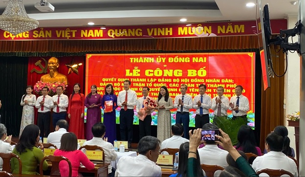 Đồng chí Vũ Hồng Văn, Ủy viên Trung ương Đảng, Bí thư Thành ủy, Trưởng đoàn Đại biểu Quốc hội thành phố trao quyết định và chúc mừng Ban Chấp hành Đảng bộ MTTQ, các đoàn thể thành phố Đồng Nai.