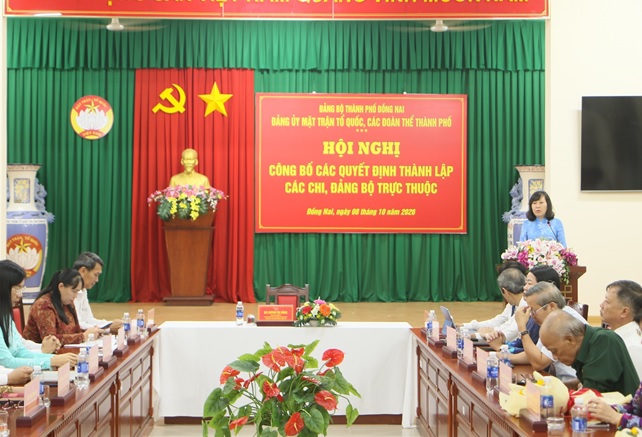 Phó Bí thư Thành ủy, Bí thư Đảng ủy MTTQ, các đoàn thể thành phố, Chủ tịch Ủy ban MTTQ Việt Nam thành phố Huỳnh Thị Hằng phát biểu chỉ đạo hội nghị